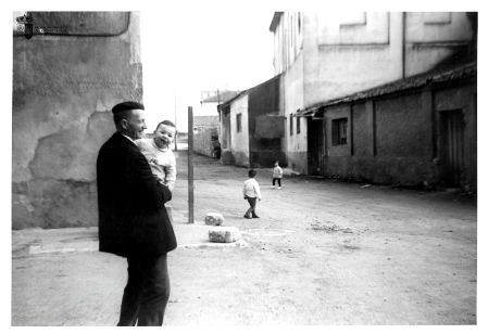 Antonio Onrubia de la Paz con su nieto Felipe en brazos.(1967)