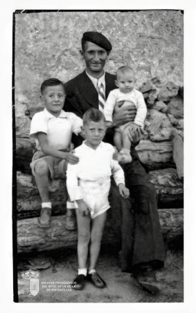 Felipe Onrubia de la Paz con sus tres hijos Felipe, Pepe y Nano