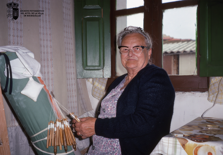 La Señora Patricia haciendo encaje de bolillos