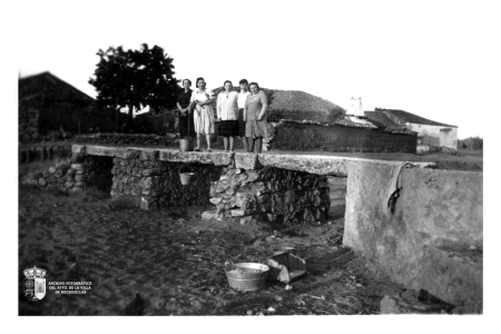 Mozas sobre el puente del Arenal