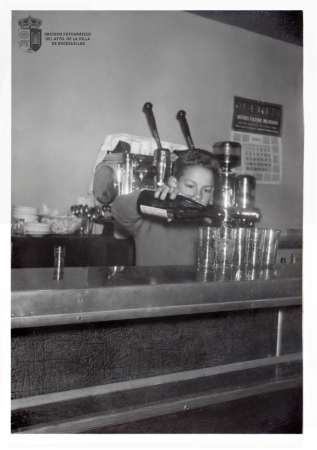 Antonio García en la barra del bar Rosita