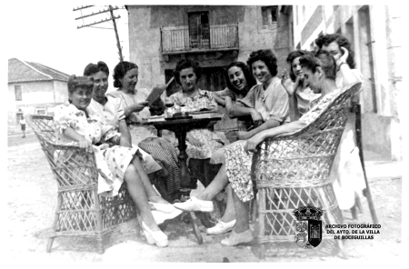 Jugando a las cartas en la calle Bayona
