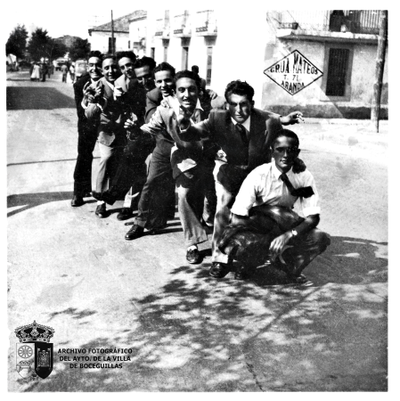 Jóvenes de fiesta, Calle Bayona