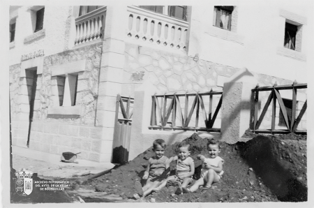 Fernando Vela y sus primos Carlos y Manolo (1935) II