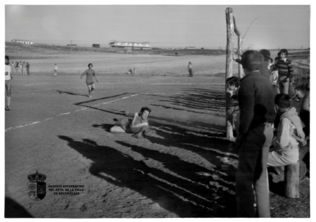 Partido de fútbol en Cerro de las Monjas V,  1973