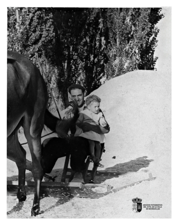 Antonio García con su hijo Toño trillando