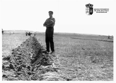 Pepe Onrubia en el concurso de arado (1971)