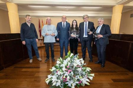 El presidente de la Diputación entrega a Santiago Alba el trigésimo cuarto premio internacional de poesía Jaime Gil de Biedma, por sus ‘Caídas’