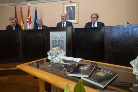 El presidente de la Diputación entrega a Santiago Alba el trigésimo cuarto premio internacional de poesía Jaime Gil de Biedma, por sus ‘Caídas’