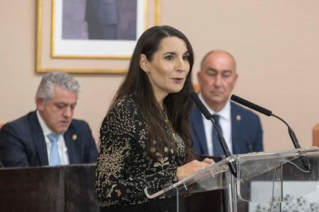 El presidente de la Diputación entrega a Santiago Alba el trigésimo cuarto premio internacional de poesía Jaime Gil de Biedma, por sus ‘Caídas’
