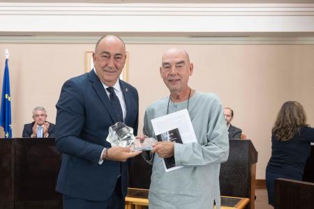 El presidente de la Diputación entrega a Santiago Alba el trigésimo cuarto premio internacional de poesía Jaime Gil de Biedma, por sus ‘Caídas’