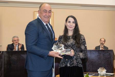 El presidente de la Diputación entrega a Santiago Alba el trigésimo cuarto premio internacional de poesía Jaime Gil de Biedma, por sus ‘Caídas’
