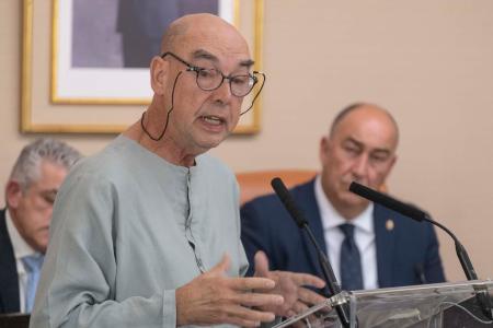 El presidente de la Diputación entrega a Santiago Alba el trigésimo cuarto premio internacional de poesía Jaime Gil de Biedma, por sus ‘Caídas’