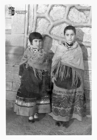 Las niñas Nieves y Mercedes Onrubia en carnaval (1960)