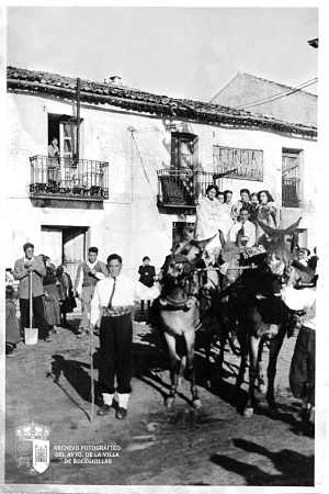 Calle Bayona, carrozas delante de la fonda González