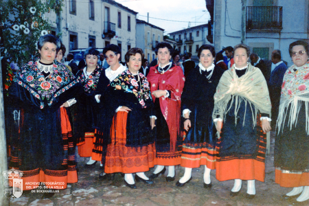 Mujeres de Boceguillas vestidas con el traje regional