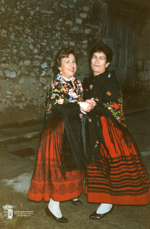 Celebración de Santa Águeda en la Plaza de España(circa 1990). Paca y Tere