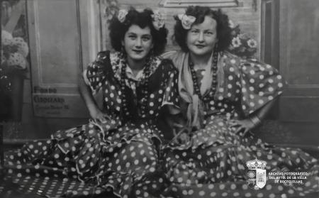Andreíta y Lolita con traje de faralaes