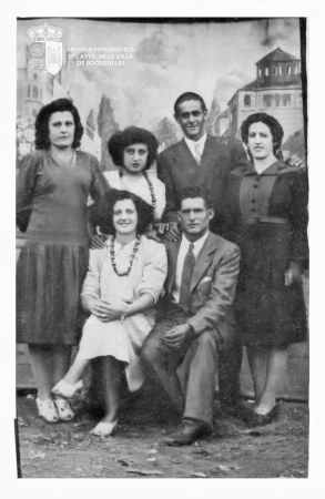 Paco y Luciana Martín en las fiestas con la pandilla