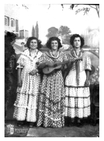 Paca, Ángeles y Tere en los toros, Riaza (1950)