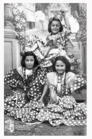 Librada, Ángeles y Esperanza de Lama en las fiestas de Boceguillas (1950)
