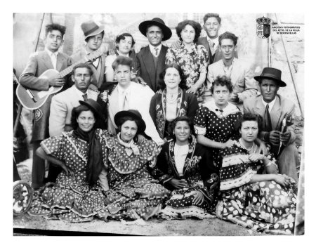 La pandilla en el puesto del fotógrafo ambulante, Boceguillas (1950)
