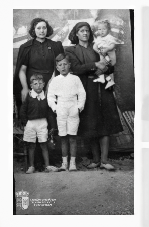 Catalina de Antonio con Carmen de Antonio del Pozo y sus tres hijos, Felipe, Pepe y Nano