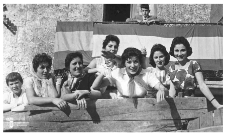Chelo, Tita y otras amigas en los toros