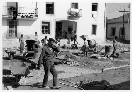 Asfaltado de la plazoleta. Calle de la Villa con Calle Bayona