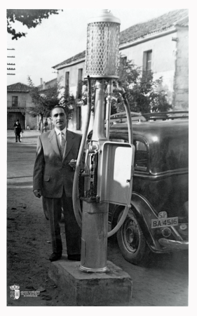 Florencio García en la bomba de gasolina de la calle Bayona (1953)
