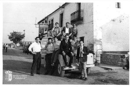 Jóvenes en la Calle Bayona