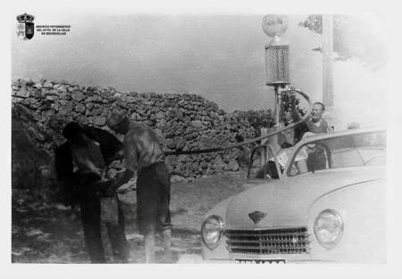 Turistas echando gasolina en la calle Bayona