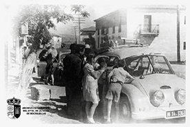 Turistas echando gasolina en la calle Bayona III