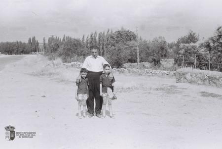 Cayo de Antonio con sus nietos Carlos y Jesús