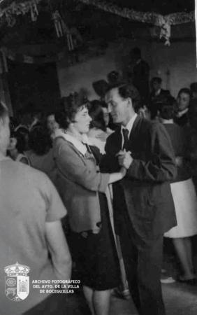 Chelo y Maxi Sanz en el salón de baile de la Calle Bayona