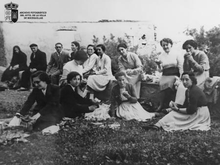 De excursión. Las hijas del secretario Visi y Mila, Andreíta, Tere y más gente