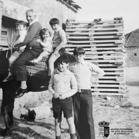 Paulino Casado con sus cinco hijos