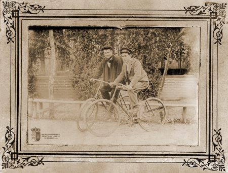 Paseo en bici. Antonio García y un amigo (1902)