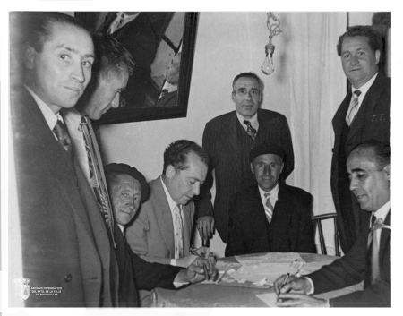 Los Antoranz Cebollero y los Los López Cebollero firmando (1954)