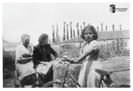 Cesárea y Jacoba González Estebaranz y la niña Paloma