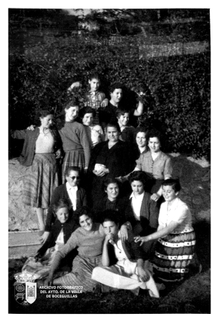 El grupo de costura de excursión en Segovia (circa 1950)