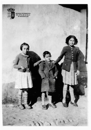 Maxi Sanz con dos de sus hermanas