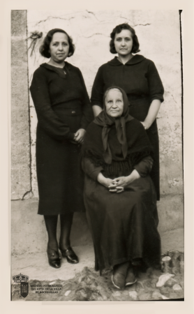 Catalina y Esperanza de Antonio junto a su madre María García Trapero (1944)