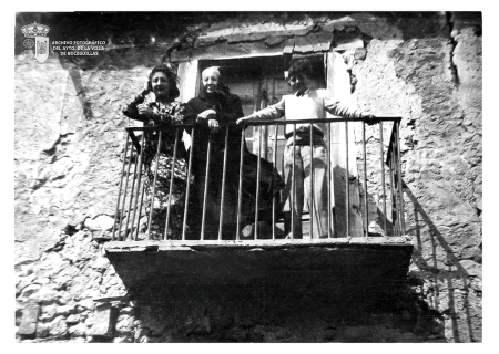 María Trapero, Carmen y Federico Griñó hijo de Vitorina de Antonio (1944)