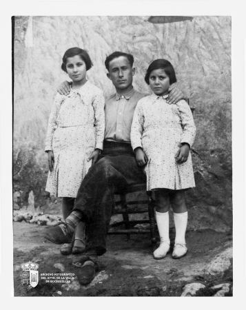 Eufemio Sanz Alonso con sus sobrinas Ángeles y Victoria (1935)