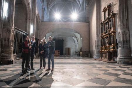 El vicepresidente de la Diputación visita junto al rector de IE University el resultado de la rehabilitación del Aula Magna del campus de...