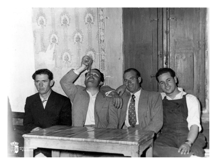Feliche Gacía, Serafín Barahona, Chispas y Basilio en la taberna de Juanito el Cojo (1954)