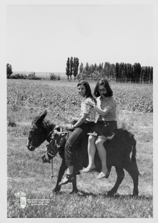 Puri y Toñi paseando en burro