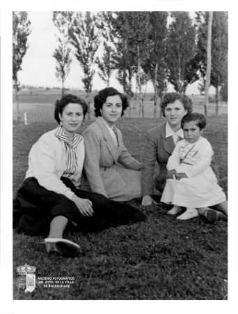 Conchi Dominguez (la niña), Rosario Arranz, Teresa Antoranz y Fé García (1957)