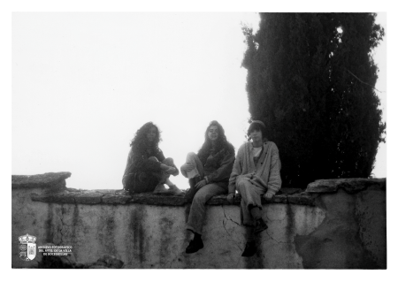 Carmen, Covadonga y Nuria en las tapias del cementerio